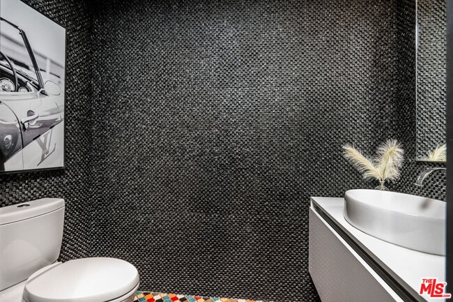 Building Photo - 6250 Hollywood Blvd