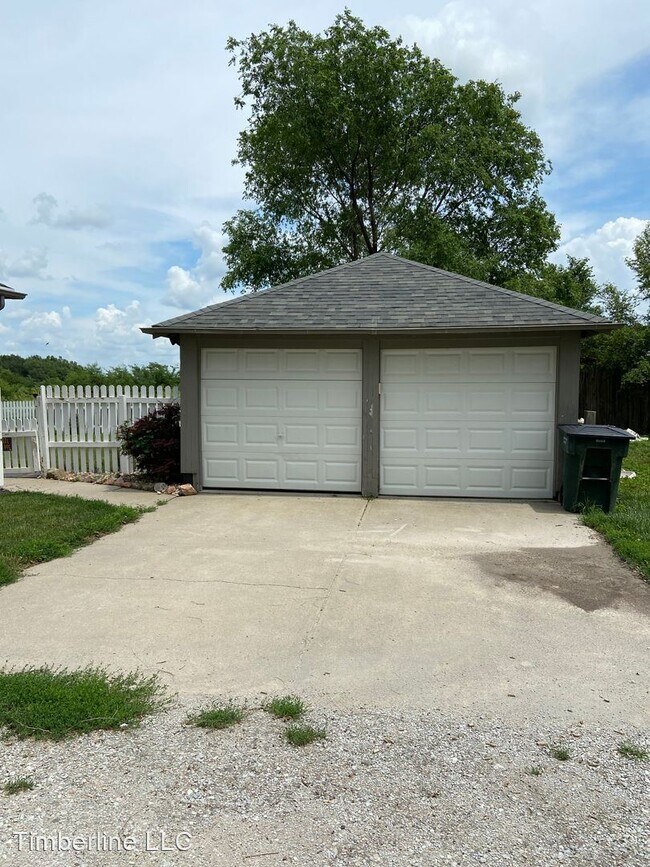 Building Photo - 3 br, 1 bath House - 2400 S 98th