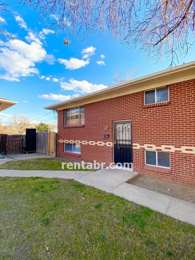 Foto principal - Great 3 Bedroom Duplex! Ready for MOVE IN!