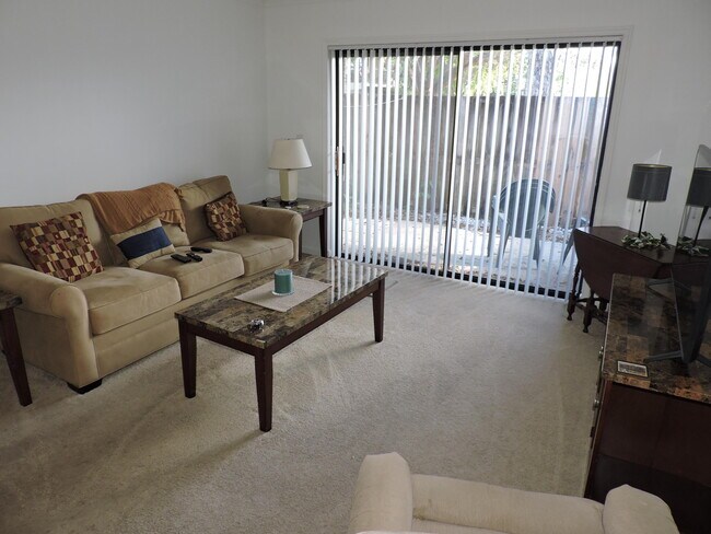 Foto del edificio - 3402 Gardens E Dr