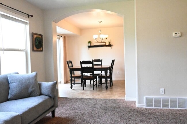 Building Photo - 573 Goldenrod Way N