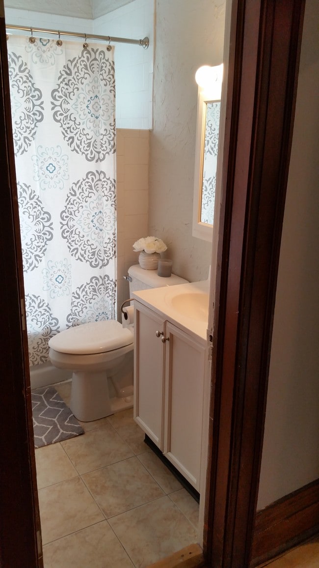 Bathroom - 1939 N Bartlett Ave