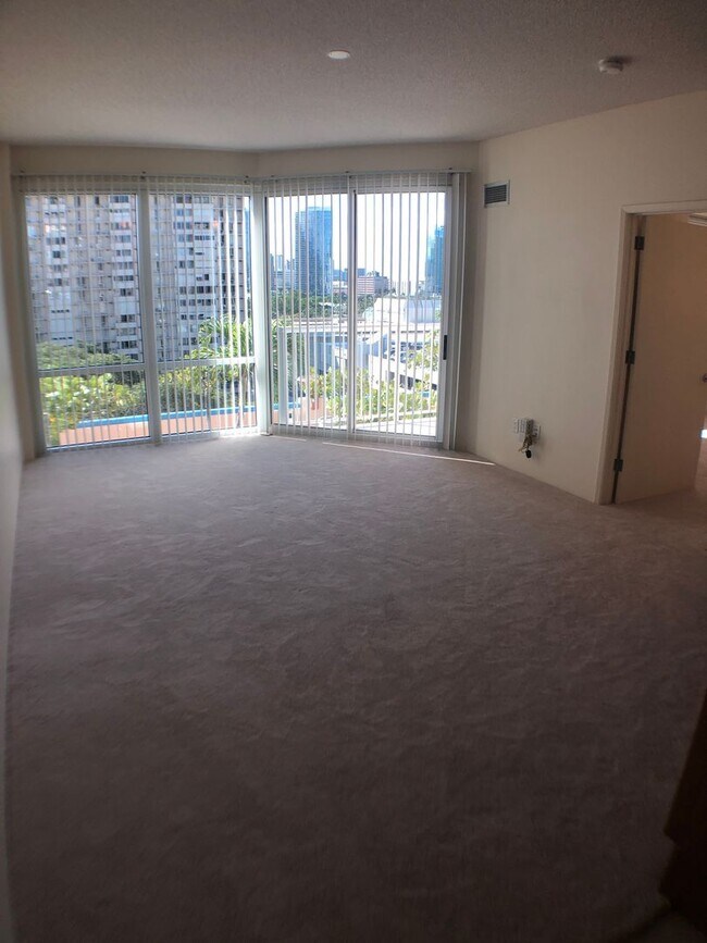 Foto del edificio - 1 bed, 1 bath, 1 parking with a lanai, loc...