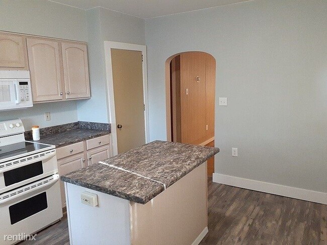 Building Photo - 3 br, 1.5 bath House - 535 East 20th Street