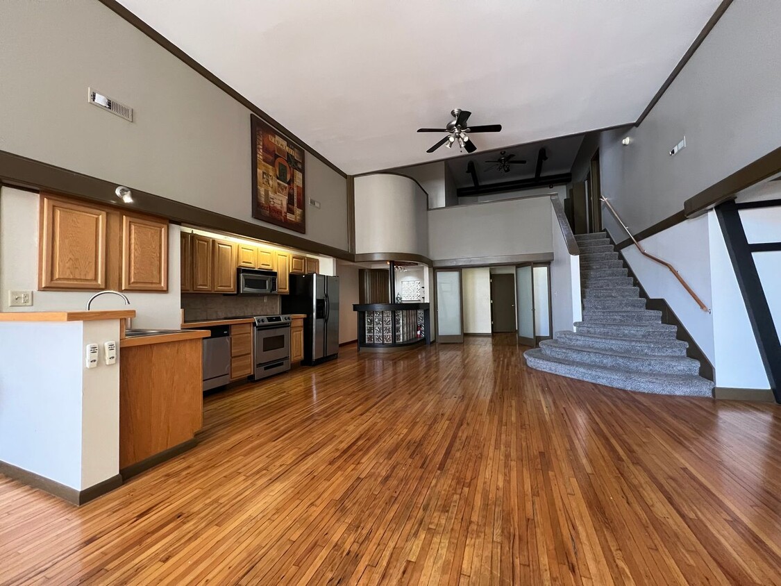 Foto principal - Executive DOWNTOWN Loft -- 1 bed, 1.5 bath...