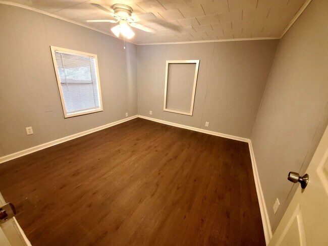 Foto del edificio - Amazing 4 Bedroom home with large yard