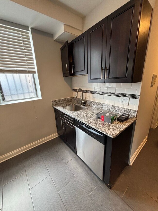 Foto del edificio - 3641 W Dickens Ave
