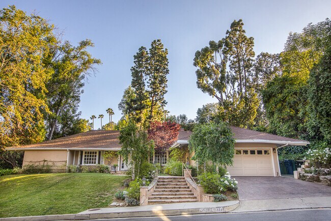 Building Photo - 16840 Bosque Dr