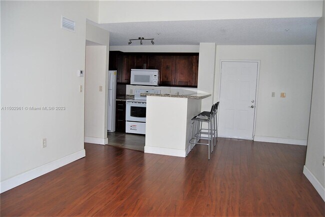 Foto del edificio - 4360 NW 107th Ave