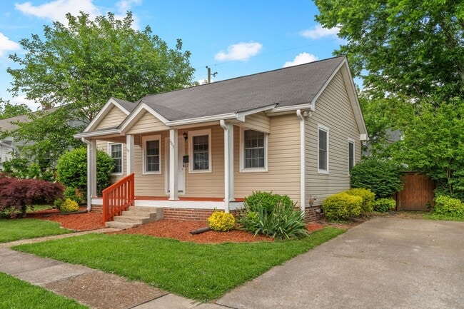 Building Photo - Charming Cottage in sought after Old Hicko...