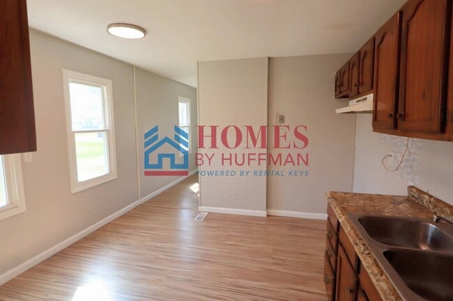 Building Photo - Three Bedroom House | Move in Ready