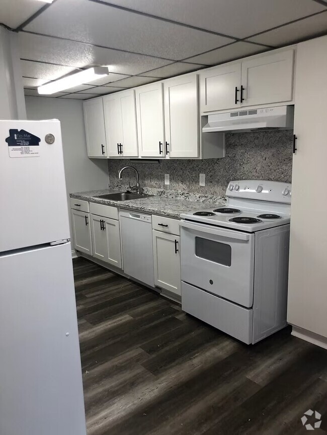 206-1 kitchen w/2 refrigerators - 206 N Normal St