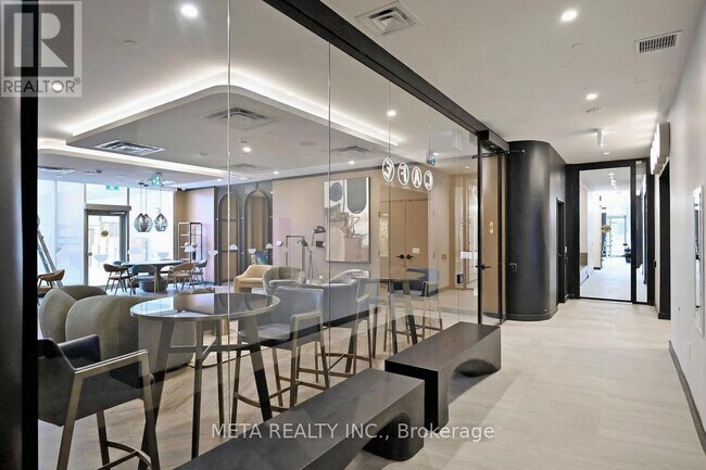 Building Photo - 689 The Queensway