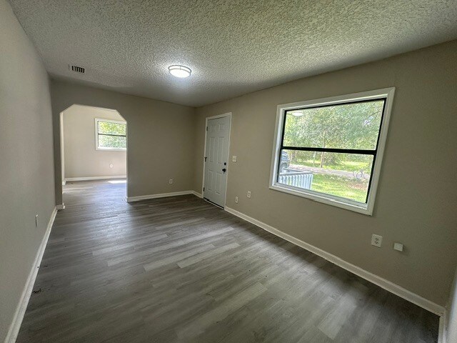 Foto del edificio - Bright And Renovated 3 Bedroom Home With Modern Updates