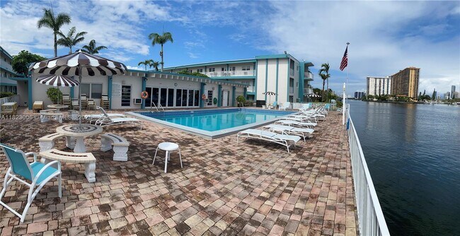 Foto del edificio - 3923 NE 166th St