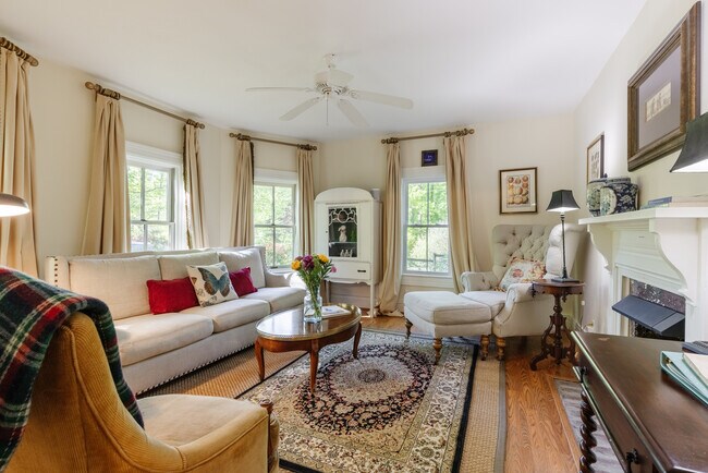 Building Photo - 520 Esseola Dr