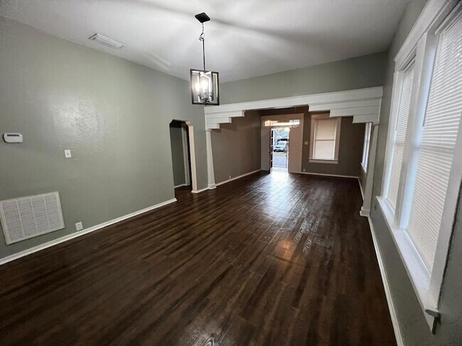 Building Photo - 3021 Sanchez St