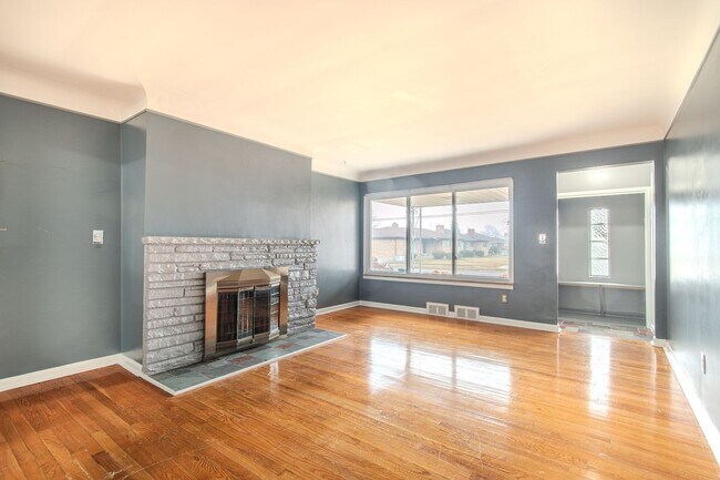 Foto del edificio - Generous Living on a Quiet Street, 4BR Brick Home with 2-Car Garage