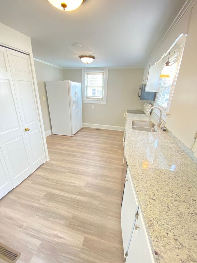 Foto del edificio - 2Bd/1Ba House Heart of Downtown Kannapolis and 1st St with Fenced Yard, Garage & Storage building