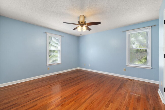 Spacious primary bedroom - 940 Skylar Ct