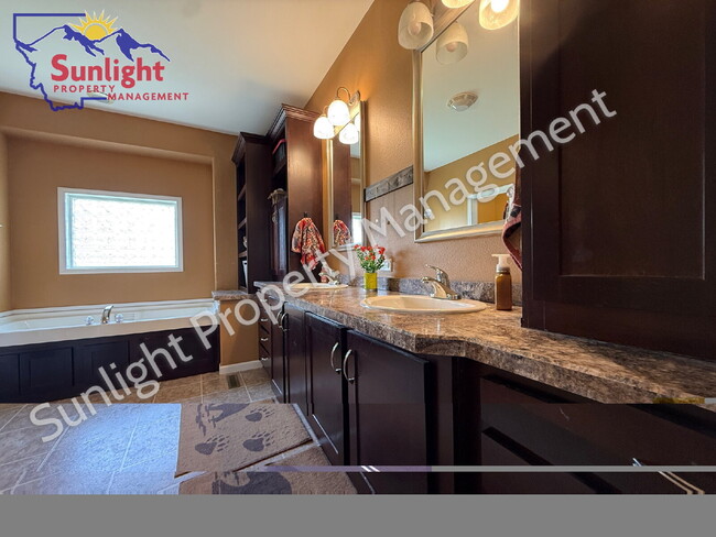 Foto del edificio - 3 Bed 2 Bath 2,756 sq ft on 2+ acres in Columbus