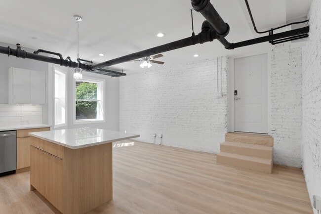 Building Photo - 7389 N Damen Ave