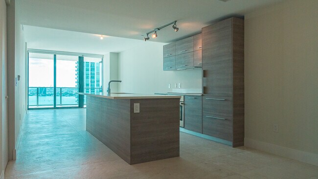 Foto del edificio - 650 NE 32nd St