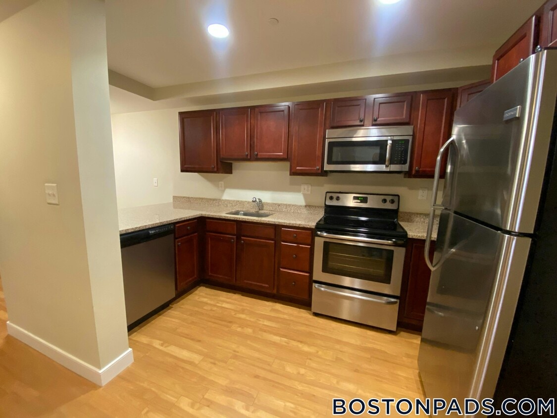 Primary Photo - 20 Pond St