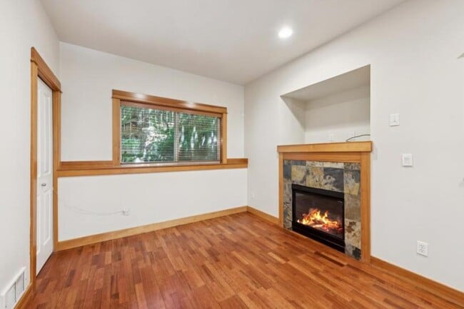 Building Photo - 2 bedroom in Seattle WA 98122