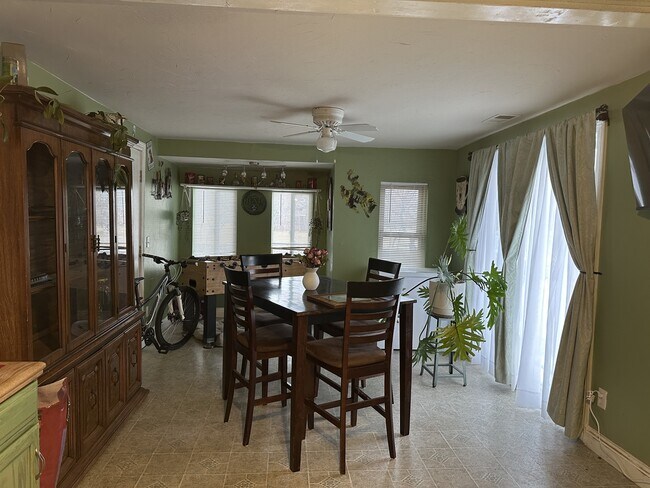 Building Photo - 724 W State St