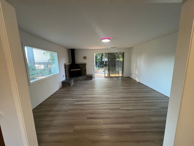 Foto del edificio - Charming 3-Bedroom Home with Fresh Updates