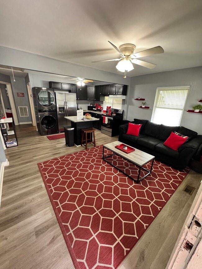 Building Photo - 3 Bed 3 Bath House near VCU and Byrd Park!