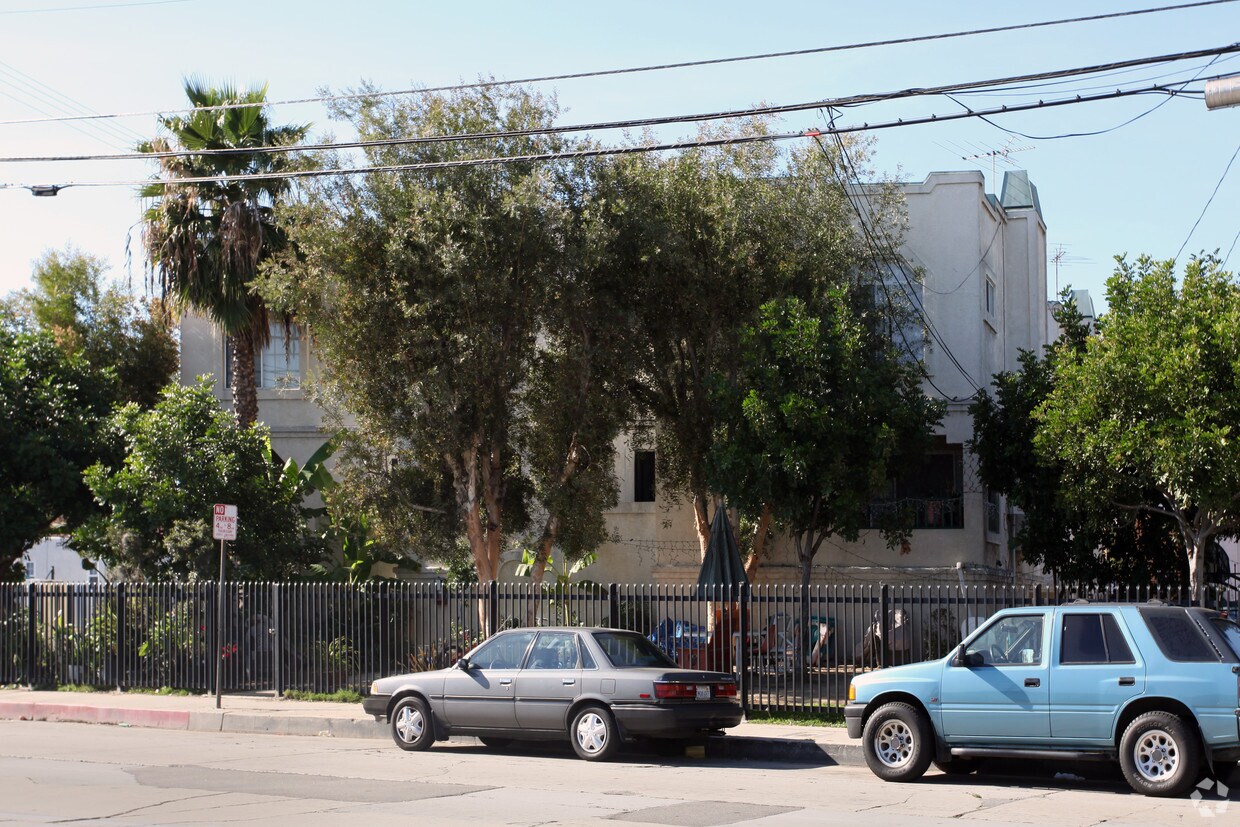Building Photo - 1002 Lewis Ave