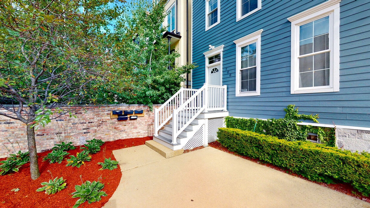 Primary Photo - 700 W Schubert Ave
