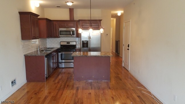 Building Photo - 141 Ege Ave