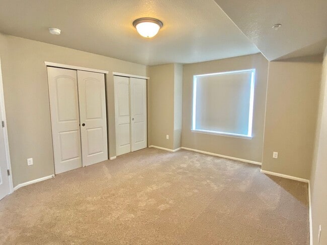 Building Photo - West Greeley Spacious Townhome!