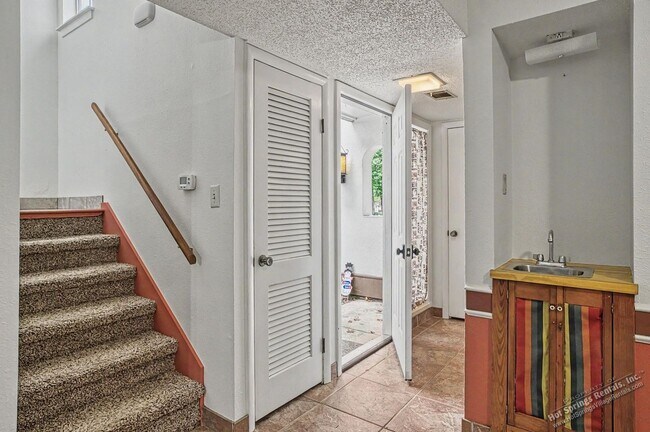 Foto del edificio - Two level Townhome in DeSoto Courts