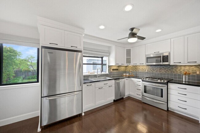 Building Photo - Immaculate 3 Bedroom 2.5 Bath Condominium ...