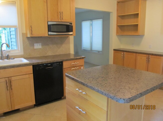 Building Photo - 1210 Vassar Dr