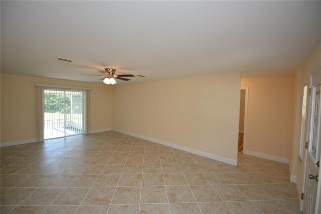 Building Photo - 6 Essex Ln