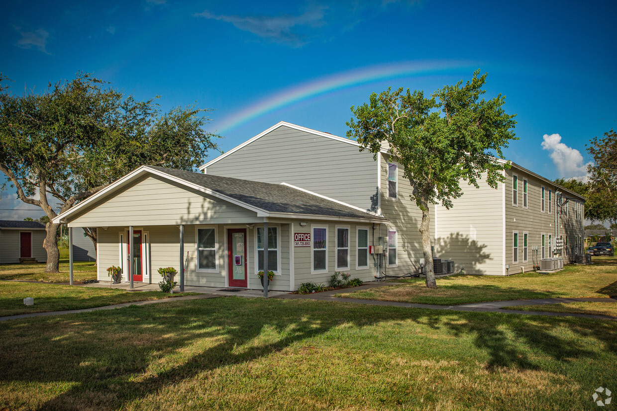 Foto principal - Rockport Oaks Garden Apartments