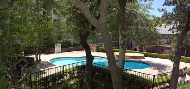 Foto del edificio - 8750 Park Ln