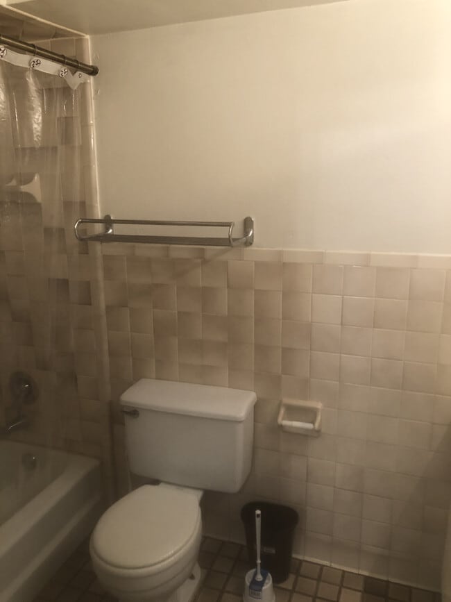 Building Photo - 1500 Robin Cir