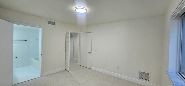 Foto del edificio - 3770 N Jog Rd