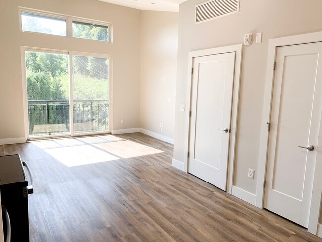 Apartment w/ Vaulted Ceiling - Mcknight Flats