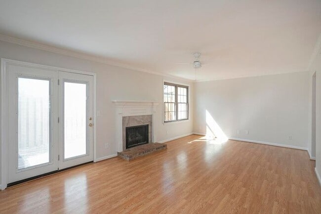 Building Photo - Beautiful 3 Bed Brentwood Townhome!