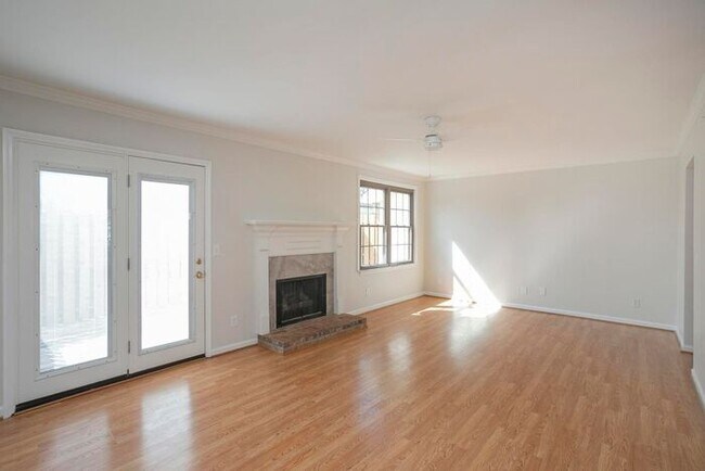 Foto del edificio - Beautiful 3 Bed Brentwood Townhome!