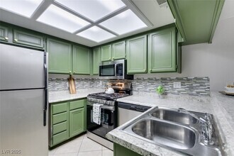 Building Photo - 820 N Sloan Ln