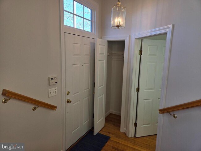 Foto del edificio - 8183 Skelton Cir