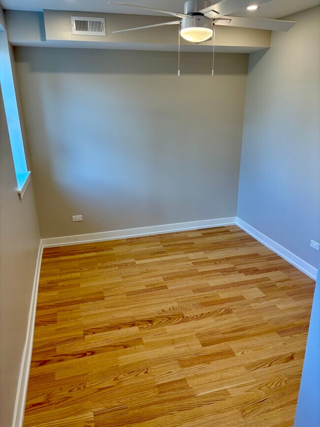 Foto del edificio - 6648 W Devon Ave